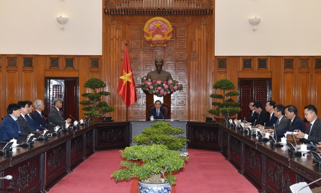 Delegation members of the Korea Housing Builders Association, led by Chairman Jung Won-ju (fifth from left), meet with Vietnam’s Deputy Prime Minister Tran Luu Quang (center) in Hanoi, Vietnam, on Tuesday. (Korea Housing Builders Association)