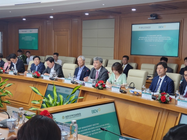 Korea Housing Builders Association Chairman Jung Won-ju (center), who doubles as chairman of Daewoo Engineering & Construction, speaks during a meeting with officials from the Bank for Investment and Development of Vietnam on Tuesday. (Korea Housing Builders Association)