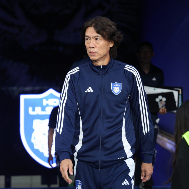 Ulsan HD FC head coach Hong Myung-bo enters Munsu Football Stadium in Ulsan to prepare a match with Gwangju FC on Wednesday. (Yonhap)