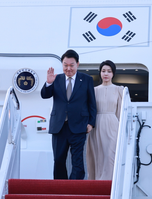 President Yoon Suk Yeol (left) and first lady Kim Keon Hee arrive at Andrews Air Force Base near Washington on Wednesday to attend a North Atlantic Treaty Organization summit. (Yonhap)