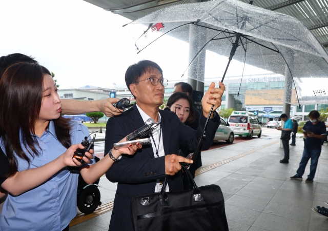 A police officer is entering a hospital in central Seoul on Wednesday to question the driver responsible for a deadly car crash that killed nine pedestrians in central Seoul last week. (Yonhap)