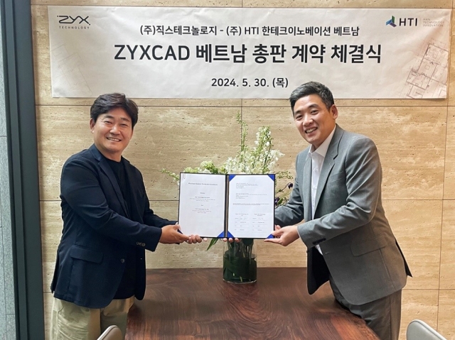 Zyx Technology CEO Choi Jong-bok (left) and HTI Hantech Innovation CEO Han Chang-woo pose after signing a distribution agreement for ZyxCAD in Vietnam. (Zyx Technology)