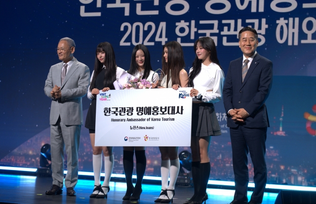 From left: Culture Minister Yu In-chon, NewJeans' Hani, Haerin, Danielle and Minji and the Korea Tourism Organization's acting president Seo Young-choong pose for photos after appointing the girl group as the new honorary ambassadors of Korea Tourism at Grand Hyatt Seoul in Yongsan-gu, central Seoul on Thursday. (Kwon Min-seo/The Korea Herald)