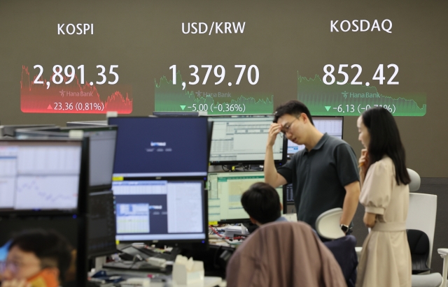 An electronic board showing the Korea Composite Stock Price Index at a dealing room of the Hana Bank headquarters in Seoul on Thursday. (Yonhap)