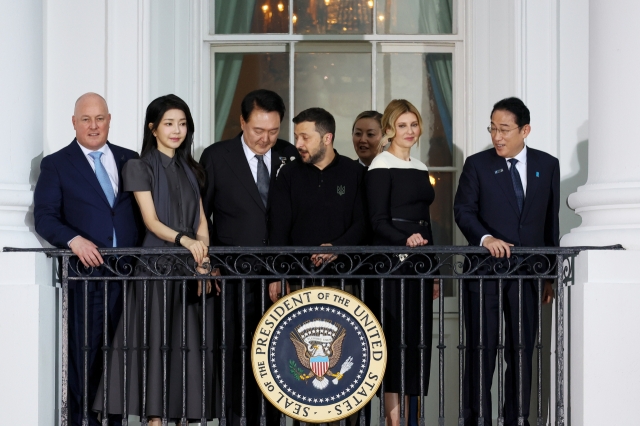 Prime Minister of New Zealand Christopher Luxon (From left, front row), South Korea's first lady Kim Keon Hee, President Yook Suk Yeol, Ukrainian President Volodymyr Zelenskyy, Ukraine's first lady Olena Zelenska and Japanese Prime Minister Fumio Kishida are seen during a dinner hosted by US President Joe Biden in Washington on Wednesday. (Yonhap)