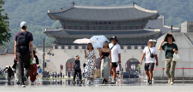 Citizens are seen walking on the streets in Gwanghwamun, central Seoul, on June 19. (Yonhap)