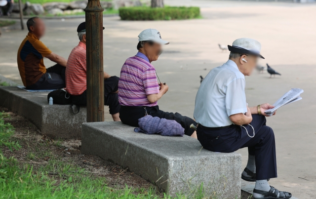 Senior citizens rest at the Tapgol Park in Jongno-gu, central Seoul, Thursday. (Yonhap)