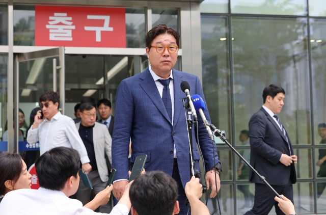 Former Ssangbangwool Group Chairman Kim Seong-tae speaks to reporters on Friday, in front of the Suwon District Court. (Yonhap)