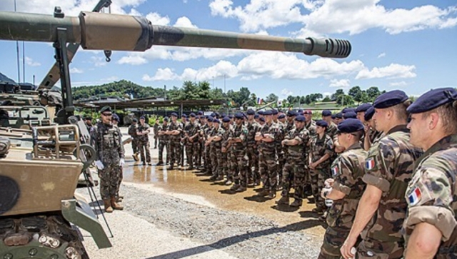 This photo, provided by the Army, on Wednesday, shows cadets of France's Saint-Cyr Military Academy observing South Korean weapons systems, including K9A1 self-propelled howitzers, at South Korea's 11th Maneuver Division in Yangpyeong County, 52 kilometers east of Seoul. (Yonhap)