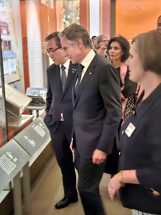 South Korean Foreign Minister Cho Tae-yul (left) and US Secretary of State Antony Blinken (center) are seen in this photo provided by Cho's office on Friday. (Yonhap)