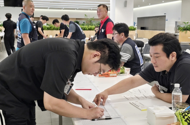 Members of Hyundai Motor's union vote on a tentative wage deal at the company's factory in Ulsan, Friday. (Yonhap)