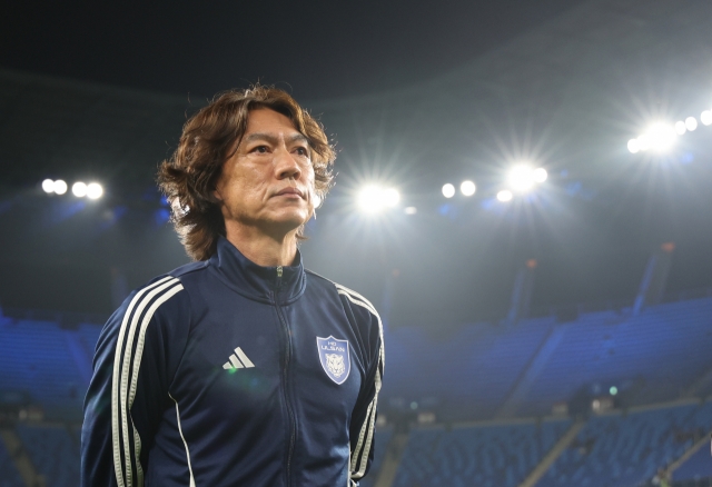 Ulsan HD FC head coach Hong Myung-bo stands in front of his club's supporters following a 1-0 loss to Gwangju FC in their K League 1 match at Munsu Football Stadium in the southeastern city of Ulsan on Wednesday. (Yonhap)