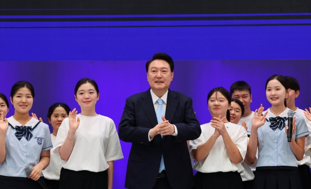 President Yoon Suk Yeol (center, front row) poses for a photo with participants in the ceremony to commemorate North Korean Defectors' Day designated on July 14, at Cheong Wa Dae, Sunday. (Pool photo via Yonhap)