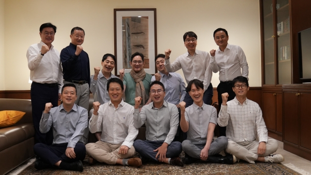 Samsung Electronics Chairman Lee Jae-yong (center back) poses with executives and employees working at the tech giant's Indian operations in Mumbai on Saturday. (Samsung Electronics)