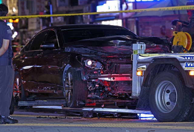 A vehicle involved in a fatal crash near Seoul City Hall on July 1, which resulted in multiple deaths and injuries, is towed from the scene. The driver insisted that the car accelerated uncontrollably. (Newsis)