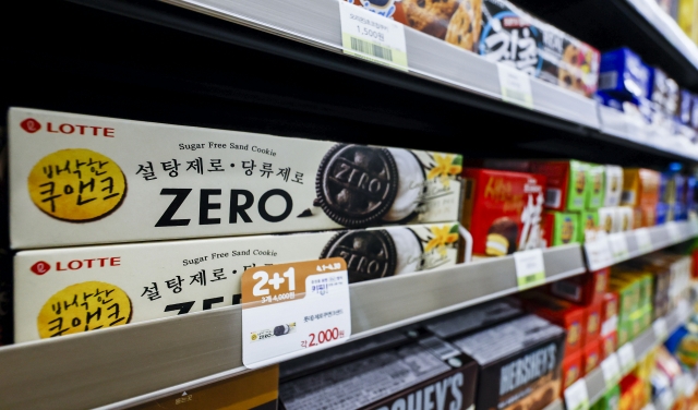 Lotte Wellfood's Zero lineup products are displayed alongside other snacks at a supermarket in Seoul. (Newsis)