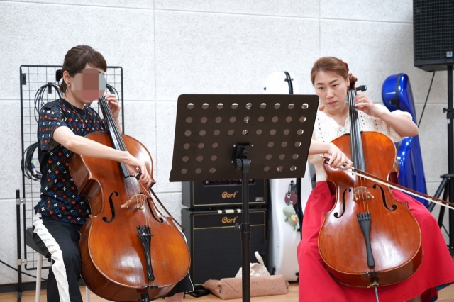 Cellist Jang Hyo-jin (right) plays Johann Pachelbel’s “Cannon in D