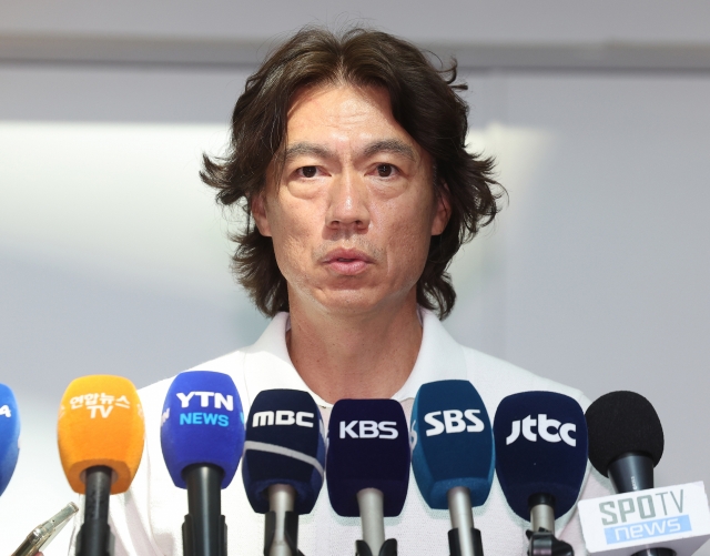 Hong Myung-bo, head coach of the South Korean men's national football team, speaks to reporters at Incheon International Airport, west of Seoul, on Monday, before traveling to Europe to interview candidates for his assistant coaching positions. (Yonhap)