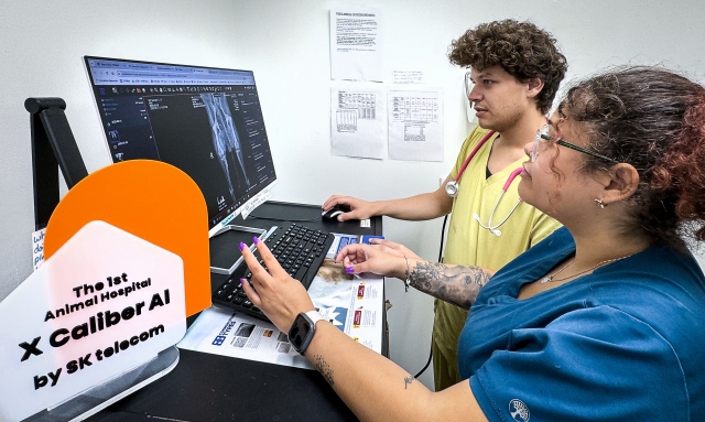 SKT's AI-driven veterinary diagnostic service, X Caliber, is tested by a veterinarian and a nurse at a veterinary clinic in Ridgefield Park, New Jersey. (SK Telecom).