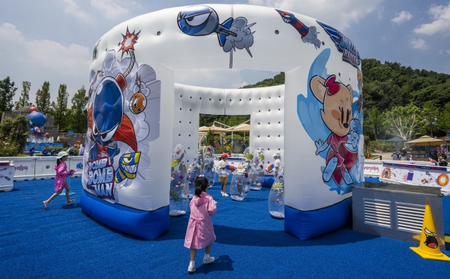 Children play with water guns at Everland's Water Playground in Yongin, Gyeonggi Province. (Samsung C&T)