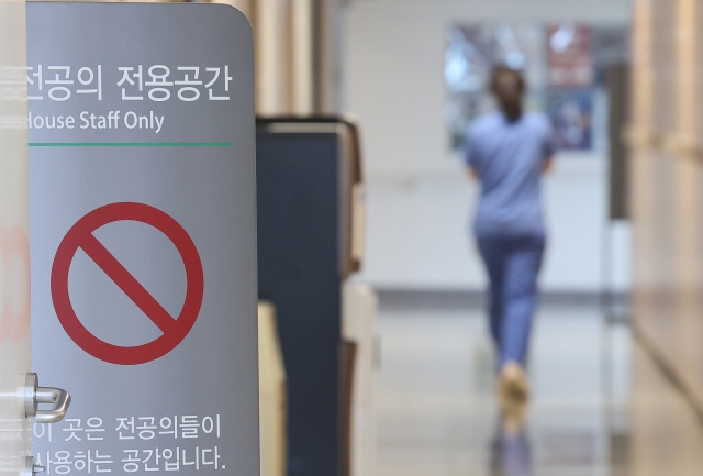 A medical worker walks down the hallway of a hospital in Seoul on Sunday. (Yonhap)