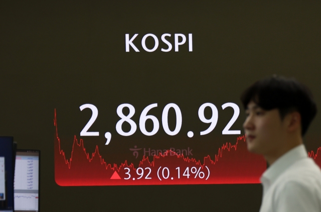 An electronic board showing the Korea Composite Stock Price Index at a dealing room of the Hana Bank headquarters in Seoul on Monday. (Yonhap)