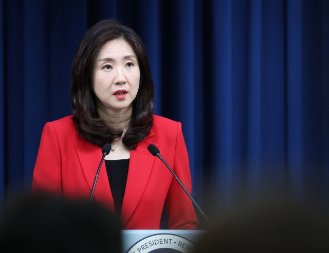 President Yoon Suk Yeol's spokesperson Kim Soo-kyung, speaks in a press briefing on July 8. (Yonhap)