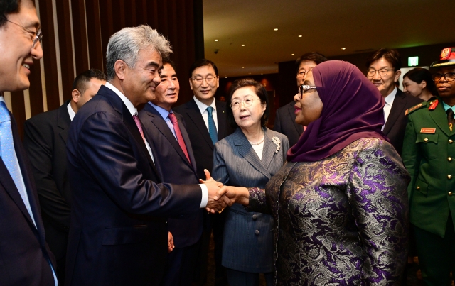 Tanzanian President Samia Suluhu Hassan(first from right) exchanges greetings with Daewoo Engineering & Construction Chairman Jung Won-ju (first from left), who doubles as chairman of Herald Media Group at a meeting held at JW Marriott Hotel Seoul in Seocho District, Seoul on June 2. (Sanjay Kumar/The Korea Herald)