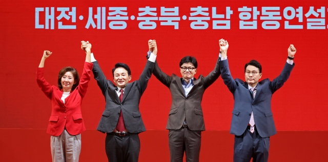 Candidates for the ruling People Power Party's next leader pose together for a photo at an intra-party event on Monday. (Yonhap)