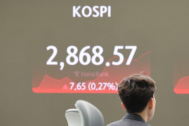 An electronic board showing the Korea Composite Stock Price Index at a dealing room of the Hana Bank headquarters in Seoul on Tuesday. (Yonhap)