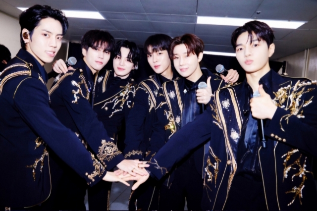 From left: Infinite members Jand Dong-woo, Nam Woo-hyun, Lee Seong-jong, Lee Sung-yeol, Kim Sung-kyu and L pose for a photo during the group's fan meeting 