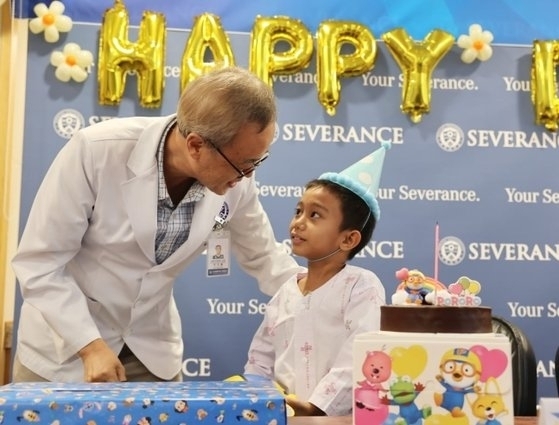 Kim Abibg Rosello (right) and Director Chin Yong Pak of Medical Mission Center in Severance Hospital are seen in an undated photograph released by the hospital. (Severance Hospital)