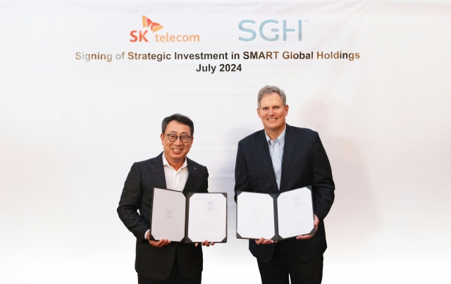 SK Telecom CEO Ryu Young-sang (left) and Smart Global Holdings CEO Mark Adams pose for a photo during the signing event for a strategic investment in California on Sunday. (SK Telecom)