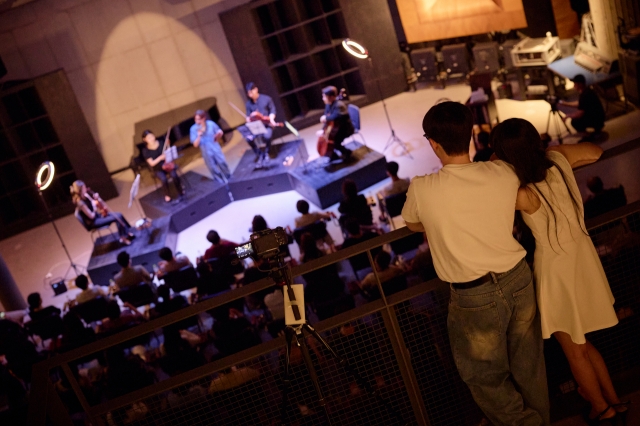 A couple enjoys a concert by the Korean National Symphony Orchestra quartet, consisting of violinists Kim Jeong, Kim A-hyun, violist Yoon Jee-hyun and cellist Choi Jung-woo, on Saturday at Concino Concrete in Paju. (KNSO)