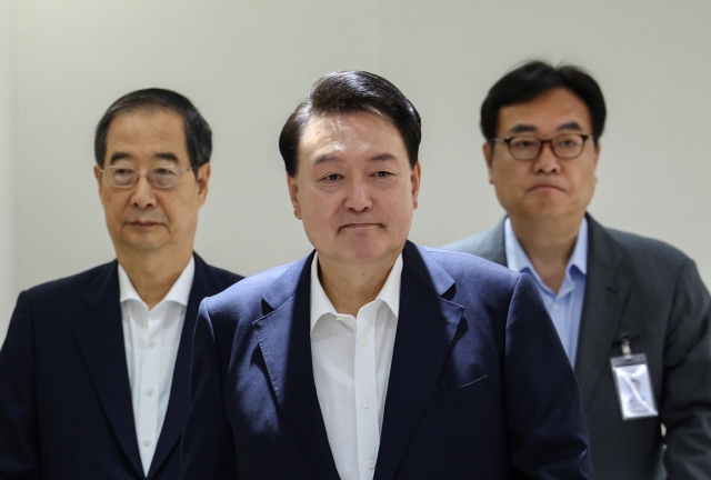 Preident Yoon Suk Yeol (center) enters the meeting room before a Cabinet meeting held in his office in Seoul Tuesday. (Yonhap)