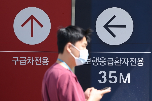 A medical worker walks by the emergency room at a hospital in Seoul on Monday. (Yonhap)