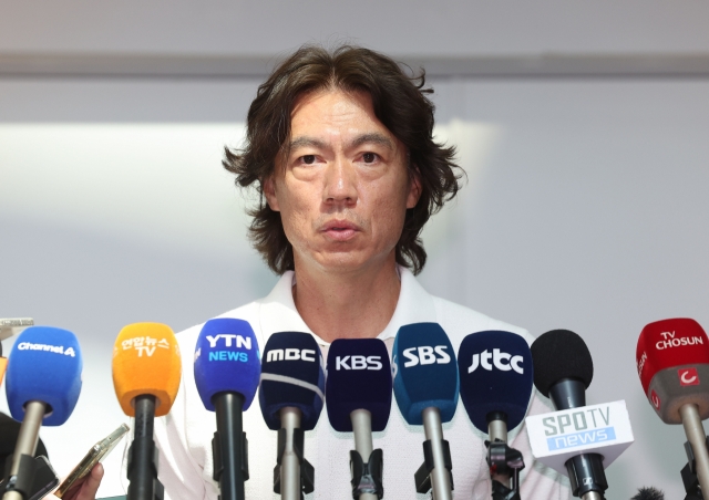 Hong Myung-bo, head coach of the South Korean men's national soccer team, speaks to reporters at Incheon Airport on Monday, before traveling to Europe to interview candidates for assistant coaching positions. (Yonhap)