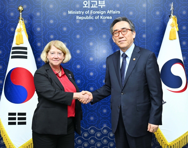 Foreign Minister Cho Tae-yul (right) shakes hands with Pamela Melroy, the deputy chief of the US National Aeronautics and Space Administration in Seoul on Tuesday. (Ministry of Foreign Affairs)