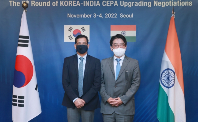 This file photo taken in Seoul on Nov. 3, 2022 shows Yang Gi-uk (R), who then served as the director general of FTA negotiations, and his counterpart, Anant Swarup. (The Ministry of Trade, Industry and Energy)