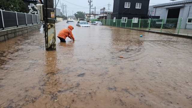 A road in Paju, about 40 kilometers northwest of Seoul, is flooded due to heavy rain on Jul. 17. (Gyeonggi Northern Fire and Disaster Headquarters)