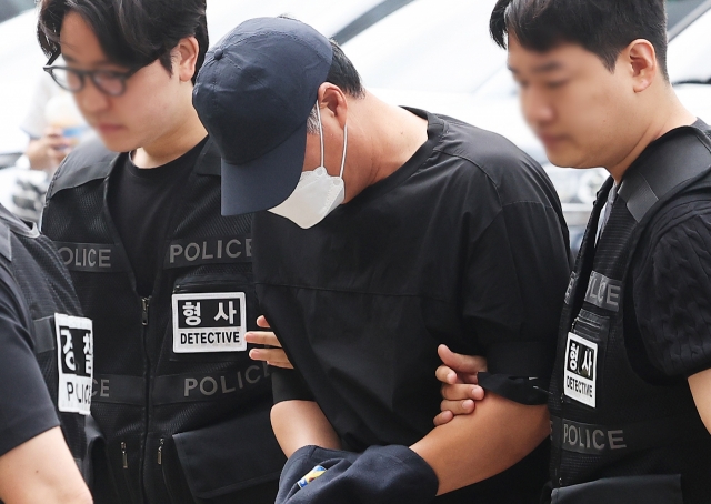 The suspect of a 2008 robbery-murder case in Siheung, Gyeonggi Province attends the warrant application hearing at the Ansan Branch of the Suwon District Court in Ansan, Gyeonggi Province on Wednesday. (Yonhap)