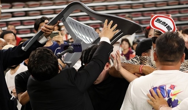 A brawl erupts among the audience at a People Power Party joint campaign speech event in the central city of Cheonan on Monday. (Yonhap)