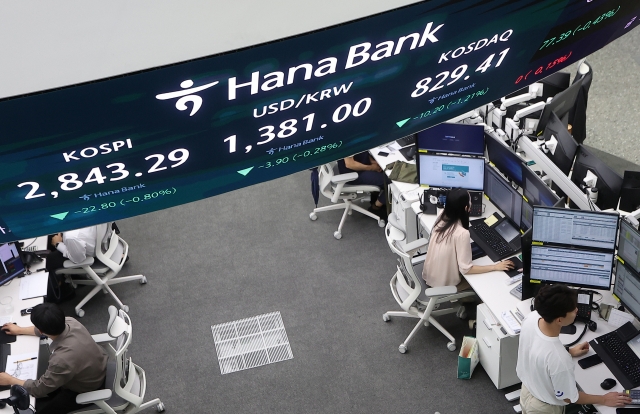 An electronic board showing the Korea Composite Stock Price Index at a dealing room of the Hana Bank headquarters in Seoul on Wednesday. (Yonhap)