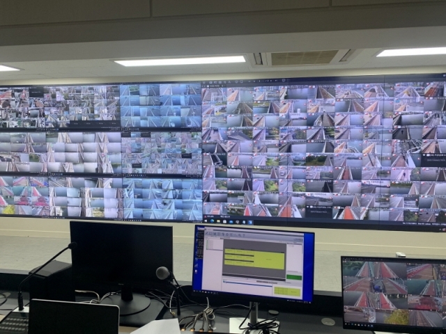 Scenes of Han River bridges displayed at the Han River bridge integrated control center. (Seoul City)