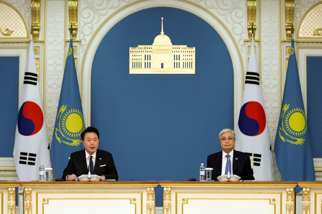 President Yoon Suk Yeol (left) and Kazakh President Kassym-Jomart Tokayev attend a joint press briefing after their summit at the presidential palace in Astana, Kazakhstan, on June 12, 2024. (Joint Press Corps via Newsis)