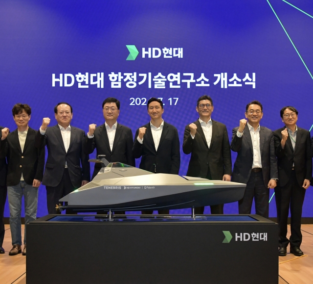 HD Hyundai Vice Chairman Chung Ki-sun (center) and company officials pose for a photo at the opening ceremony of HD Hyundai's naval technology research institute at the company's global R&D center in Pangyo, Gyeonggi Province, Wednesday. (HD Hyundai)