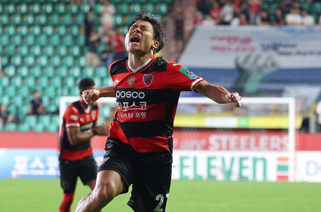 Jeong Jae-hee of Pohang Steelers celebrates after scoring against FC Seoul during the clubs' quarterfinal match of the Korea Cup football tournament at Pohang Steel Yard in Pohang, North Gyeongsang Province Wednesday. (Yonhap)