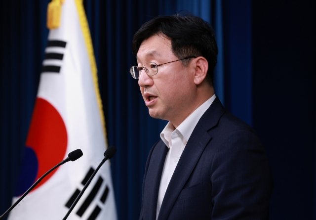 Sung Tae-yoon, President Yoon Suk Yeol's national policy aide, speaks in a briefing held in Yoon's office in Seoul Wednesday. (Yonhap)