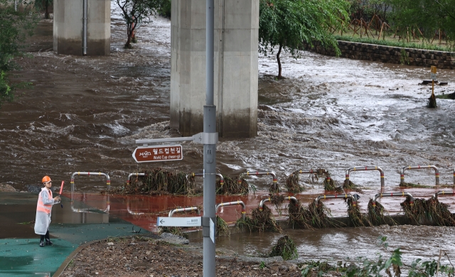 Trails around streams under Seongsan Bridge in Seoul's western Mapo district remain partially submerged on Wednesday. (Yonhap)