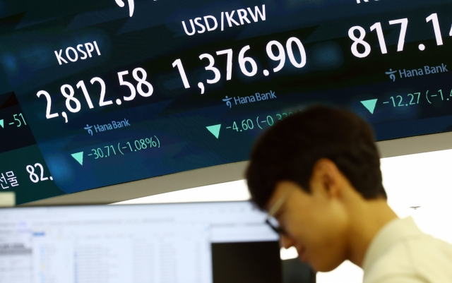 An electronic board showing the Korea Composite Stock Price Index at a dealing room of the Hana Bank headquarters in Seoul on Thursday. (Yonhap)